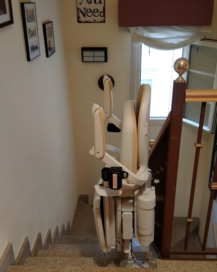 Nueva instalación de silla Salvaescaleras curva en Villanueva del Pardillo, Madrid